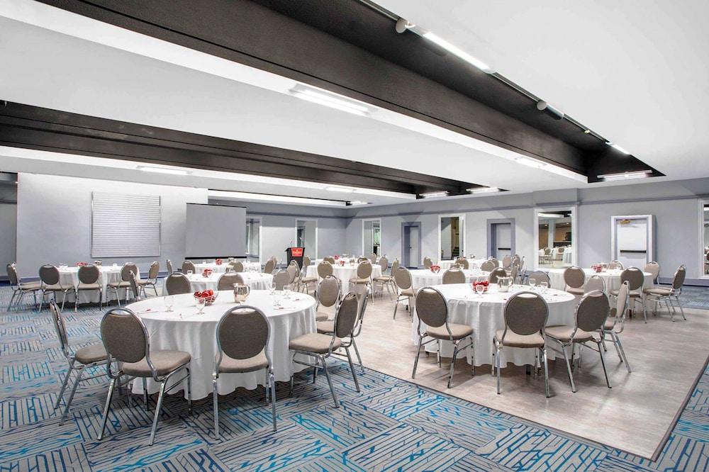 Quality Inn & Conference Centre Kingston Central Esterno foto