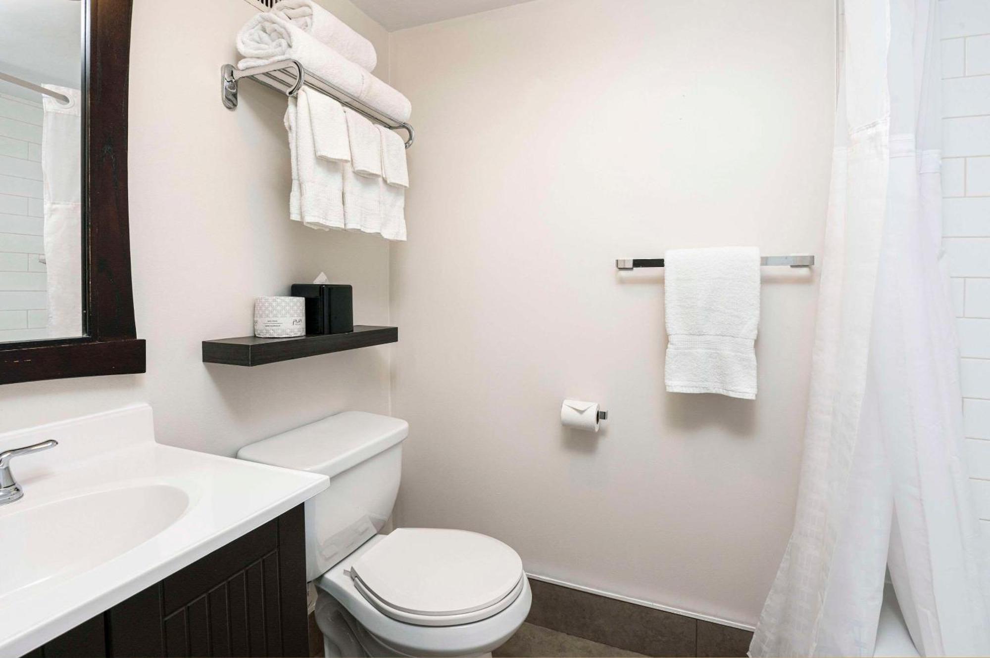 Quality Inn & Conference Centre Kingston Central Esterno foto