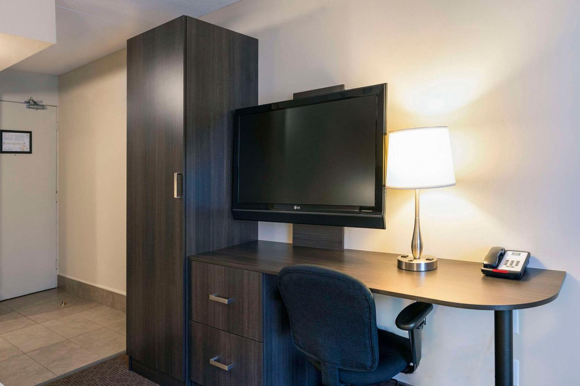 Quality Inn & Conference Centre Kingston Central Esterno foto