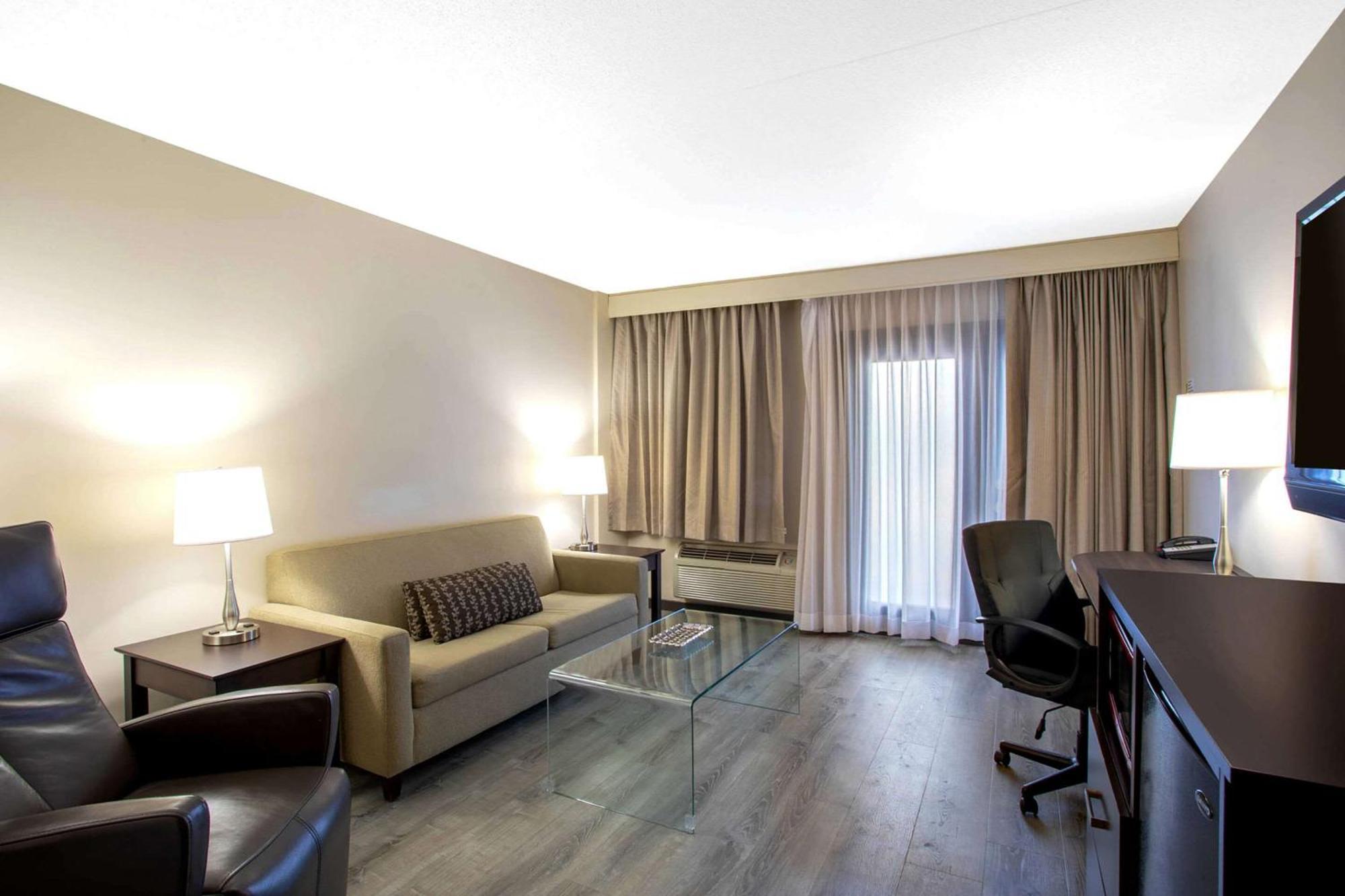 Quality Inn & Conference Centre Kingston Central Esterno foto