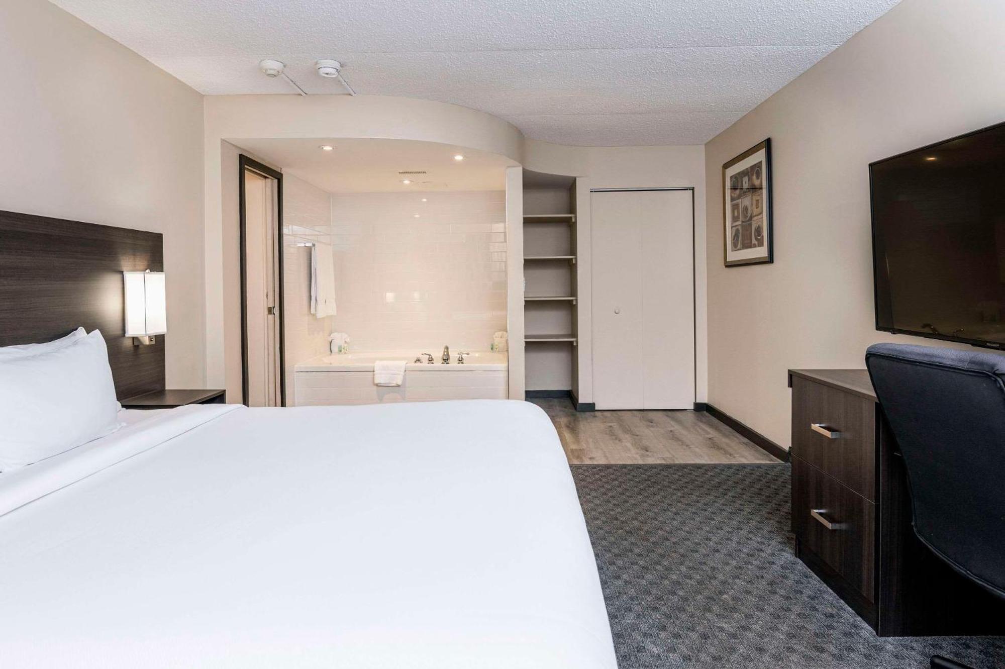 Quality Inn & Conference Centre Kingston Central Esterno foto
