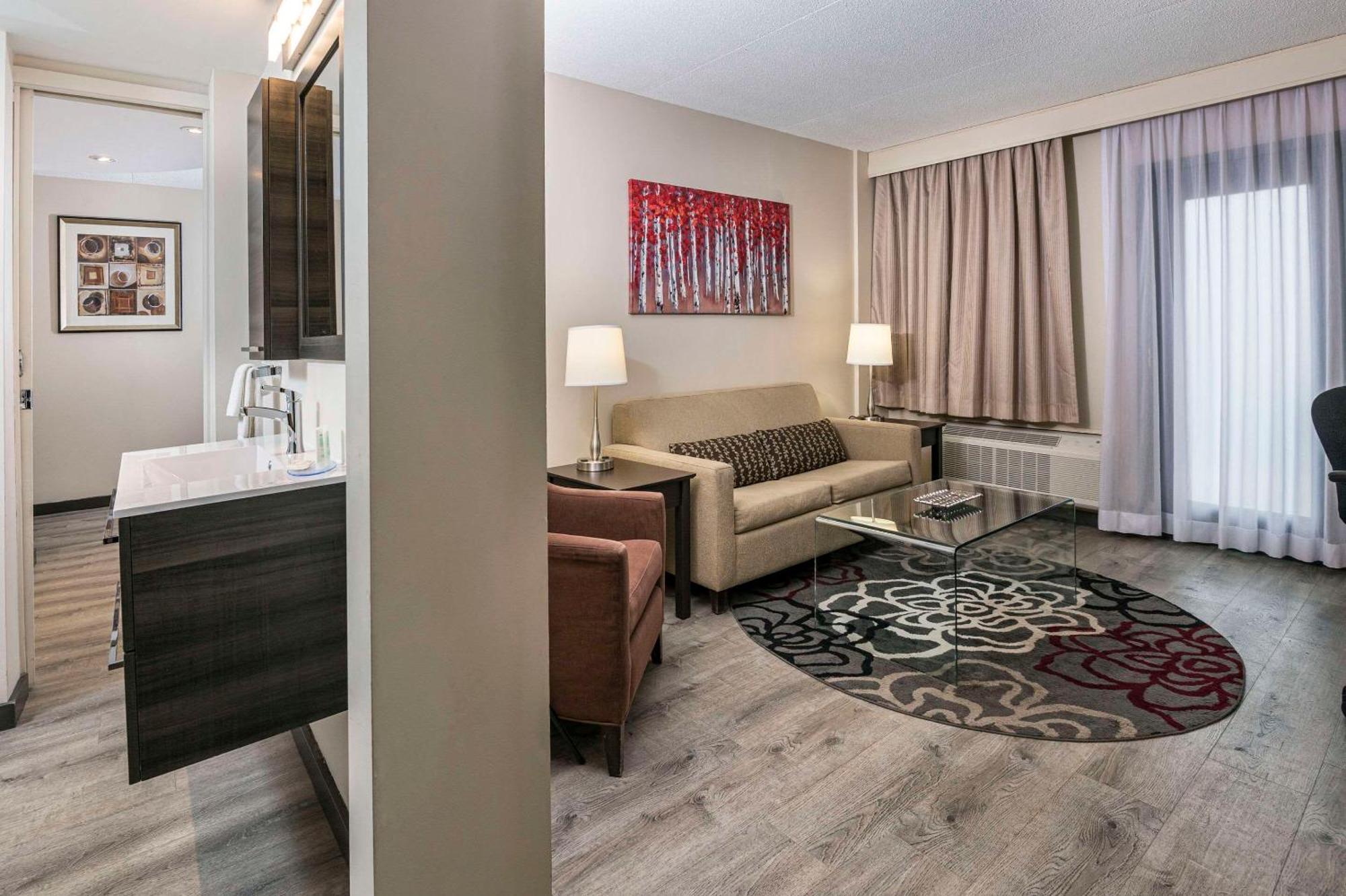 Quality Inn & Conference Centre Kingston Central Esterno foto