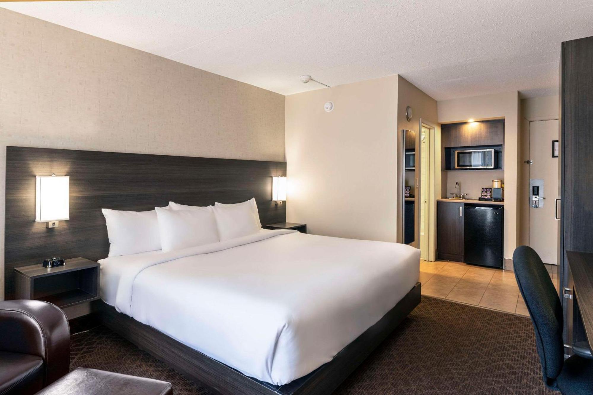 Quality Inn & Conference Centre Kingston Central Esterno foto