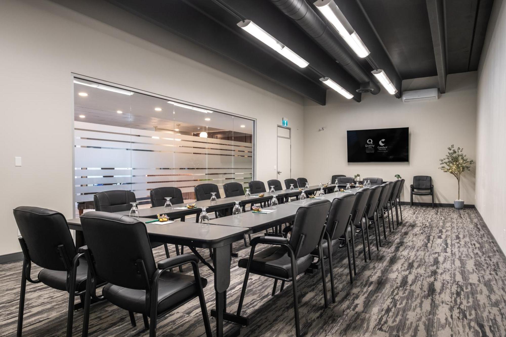 Quality Inn & Conference Centre Kingston Central Esterno foto