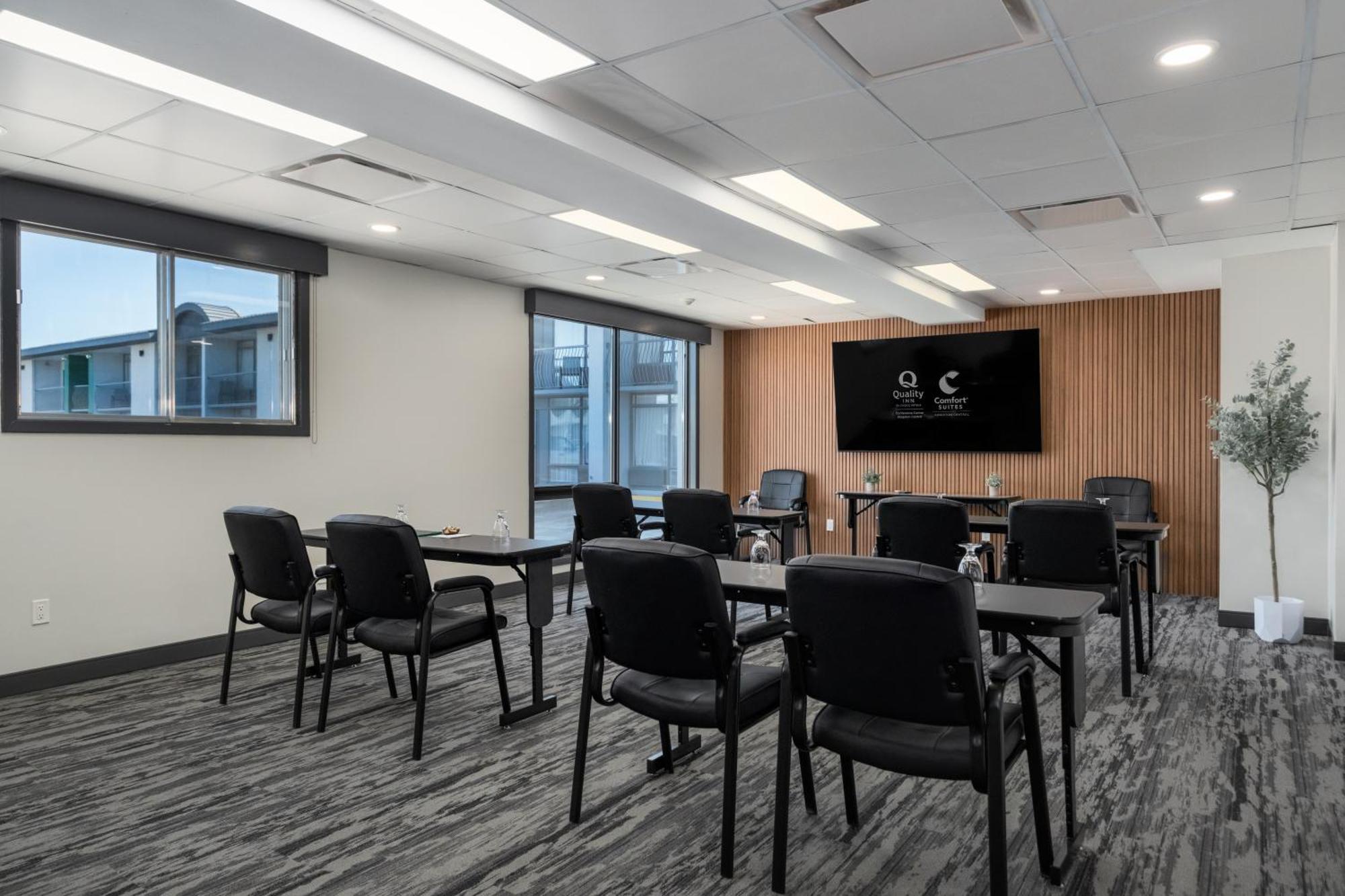 Quality Inn & Conference Centre Kingston Central Esterno foto