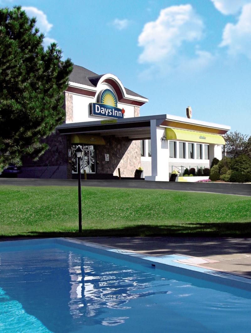Quality Inn & Conference Centre Kingston Central Esterno foto